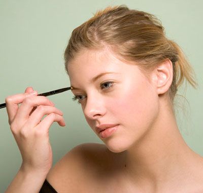 La forme des sourcils d'une femme vous dira d'où elle vient