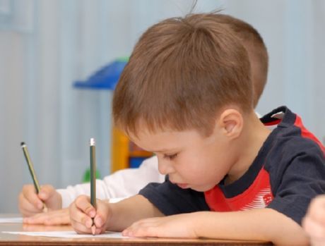 Comment enseigner à un enfant à écrire est un problème pour de nombreux jeunes parents