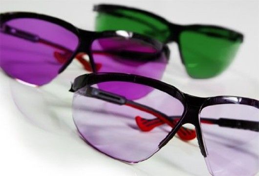 Des lunettes O2Amps qui vous permettent de voir à travers une personne